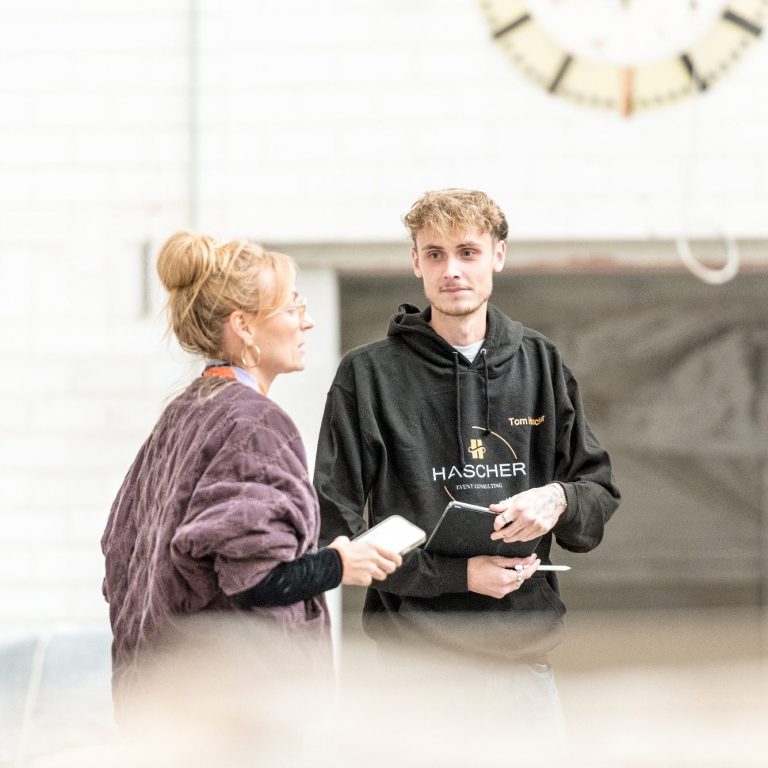 Hascher Event Cosulting Junger Mann, fokussiert mit Frau in Planung