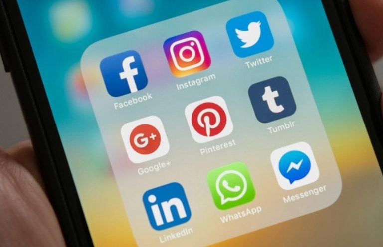 Social Media Smartphone-Bildschirm mit sozialen Medien-Apps: Facebook, Instagram, Twitter, WhatsApp, LinkedIn.
