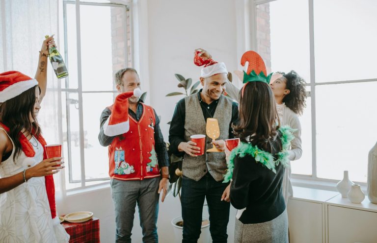 Werbematerial Eine Person hält eine Visitenkarte mit der Aufschrift "Deine Werbung hier!"